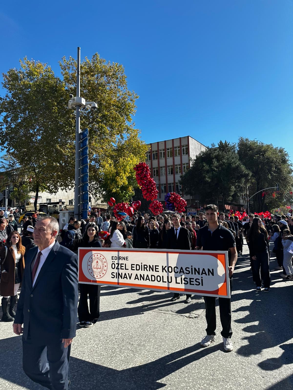 Cumhuriyet 'imizin 102. yılı kutlamalarında SINAV LİSESİ öğrencileri ve öğretmenleri geçit töreninde gururla yerlerini aldılar...